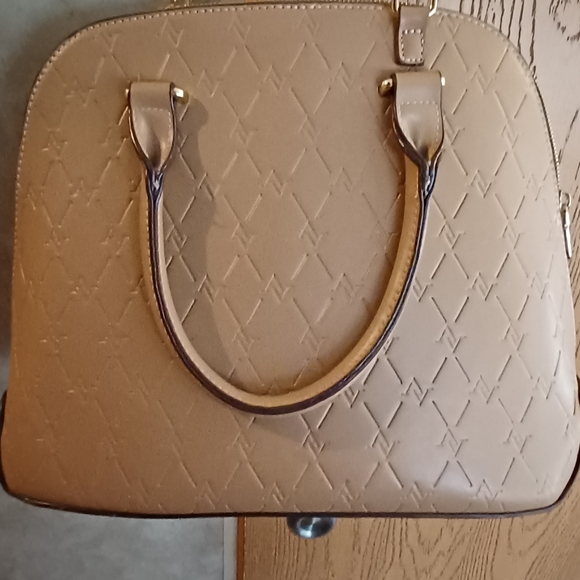 Adrienne vittadini tan color crossbody, shoulder bag. NWOT - Picture 3 of 9